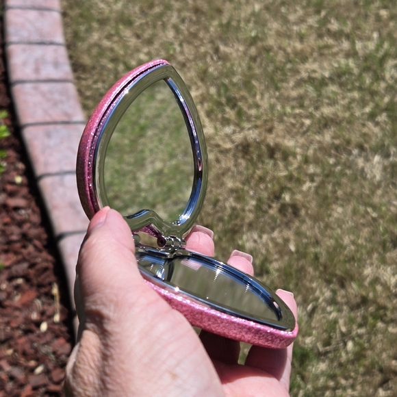 Pink Heart-Shaped Compact Mirror - Picture 8 of 11